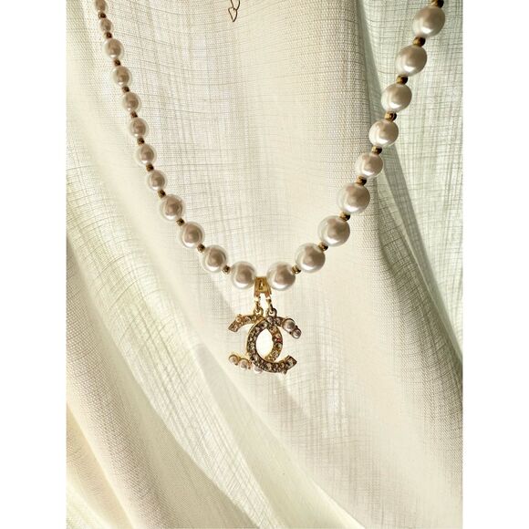 No Brand Jewelry - Gold color and faux pearl charm necklace